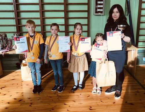 skolenu speles dambrete